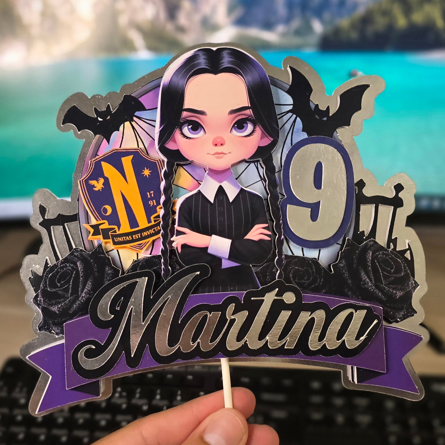 Topper de Miércoles Addams para Tarta de Cumpleaños – Adorno de Pastel Infantil, Decoración Gótica y Elegante
